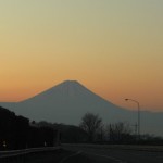 朝焼けの中に浮かぶ富士